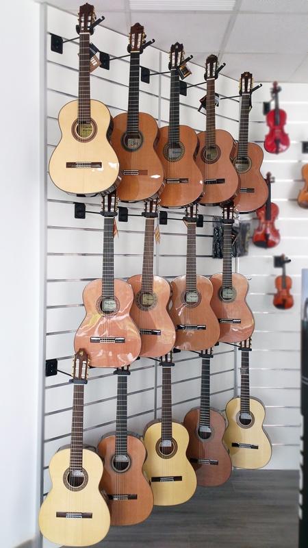 guitarras españolas colgadas