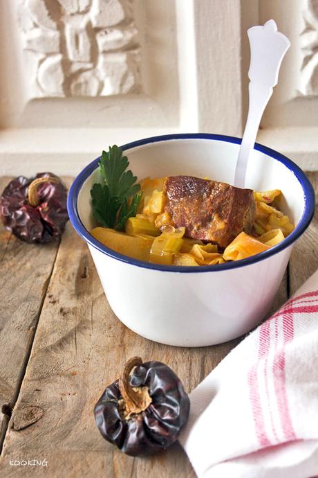 Patatas guisadas con costilla adobada