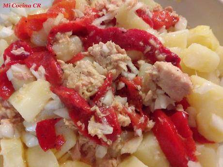 ENSALADA TEMPLADA DE PATATAS CON PIMIENTOS ASADOS Y ATUN