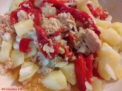 ENSALADA TEMPLADA DE PATATAS CON PIMIENTOS ASADOS Y ATUN