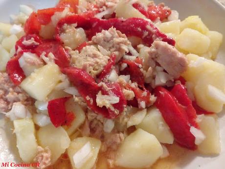 ENSALADA TEMPLADA DE PATATAS CON PIMIENTOS ASADOS Y ATUN