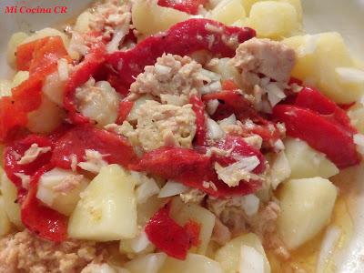 ENSALADA TEMPLADA DE PATATAS CON PIMIENTOS ASADOS Y ATUN