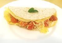 Wrap con huevo relleno de queso emmental francés y tomates cherry salteados