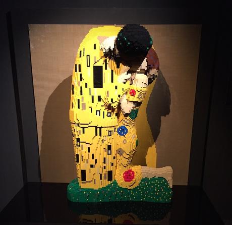 el beso kilmt the art of the bricks