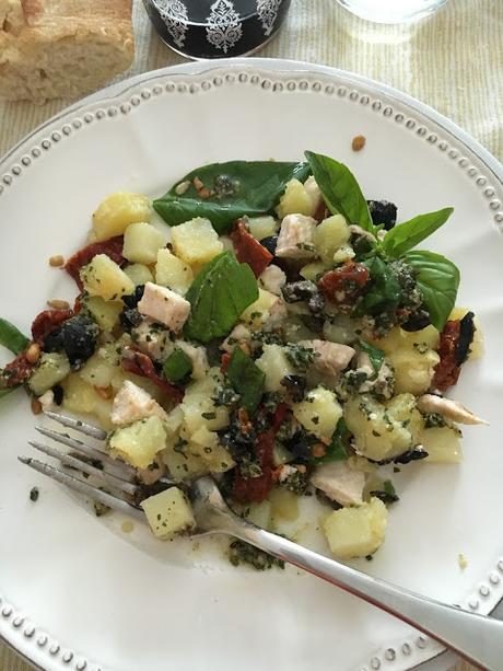 Ensalada De Patatas Con Pollo, Tomate Seco, Olivas Negras Y Pesto