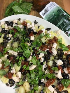 Ensalada De Patatas Con Pollo, Tomate Seco, Olivas Negras Y Pesto