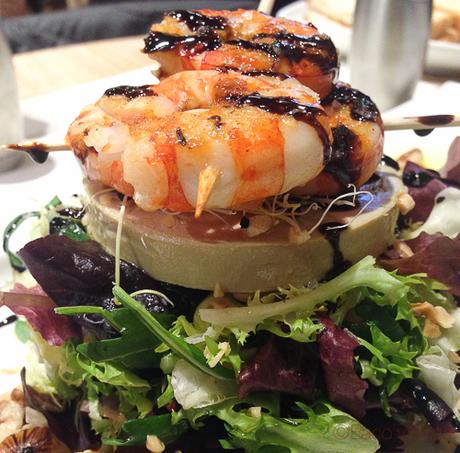 Ensalada tibia de frutos rojos, langostinos y foie Bilbao Berria Illa baco y boca