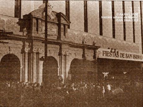 San Isidro 1982. La Puerta de Alcalá de pega en El Corte Inglés de Preciados