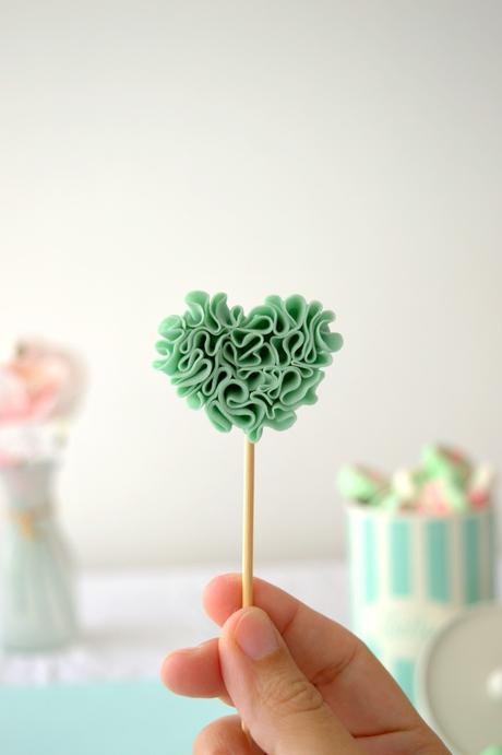 Cómo hacer un topper de corazón con volantes de fondant, el mint nuestro color Cómo hacer un topper de corazón con volantes de fondant, el mint nuestro color