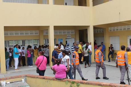 En primeras 6 horas se desarrollan tranquilas votaciones en Neiba.