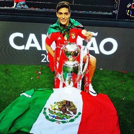 Raúl Jiménez el primer futbolista mexicano en coronarse en Portugal
