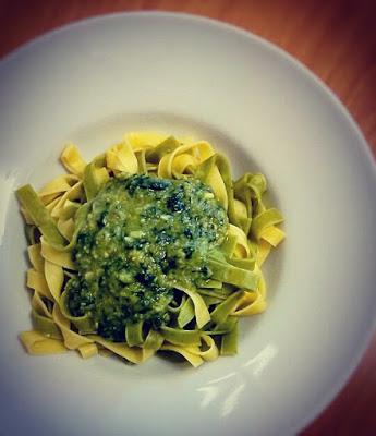 Receta de salsa pesto (albahaca, nueces y piñones)