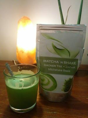 Probando el té matcha en polvo