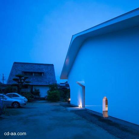 Casa minimalista de dos pisos en Japón.