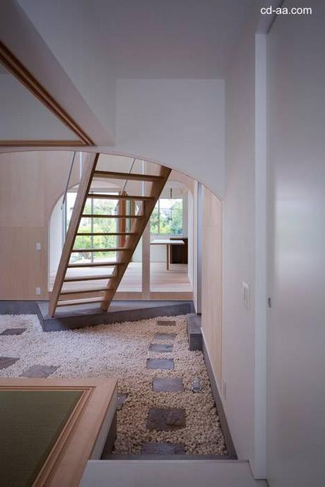 Casa minimalista de dos pisos en Japón.