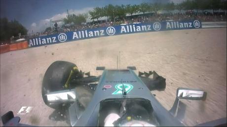 Desastre en el equipo Mercedes, Hamilton y Rosberg colisionan en la curva 4 de la primera vuelta - Video incluído