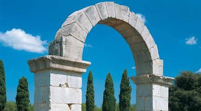 BAJO EL ARCO DE UNA ESPAÑA EN RUINAS, por @PepeWilliamMunn