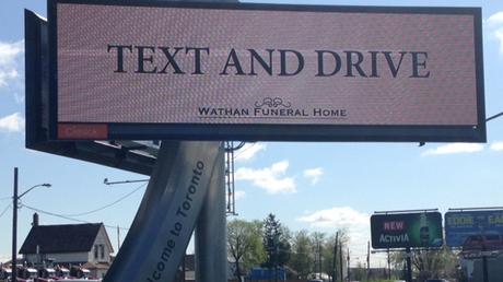 Esta valla publicitaria de una funeraria te pide que uses el teléfono al volante