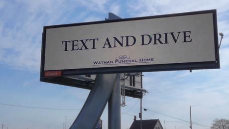 Esta valla publicitaria de una funeraria te pide que uses el teléfono al volante