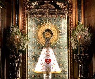 Gracias Julio. Es precioso. Mantos de La Virgen del Pilar...