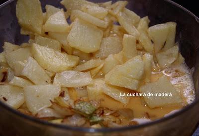 TORTILLA ESPAÑOLA CON CEBOLLA Y CALABACIN