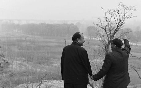 Un ciego y un hombre sin brazos plantan arboles