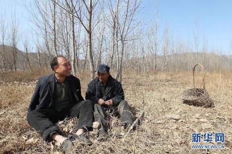 Un ciego y un hombre sin brazos plantan arboles