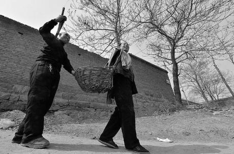 Un ciego y un hombre sin brazos plantan arboles