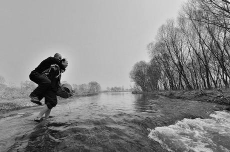 Un ciego y un hombre sin brazos plantan arboles