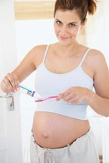 embarazada cepillandose los dientes