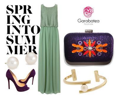 Look de boda vestido largo color menta bolso fiesta morado