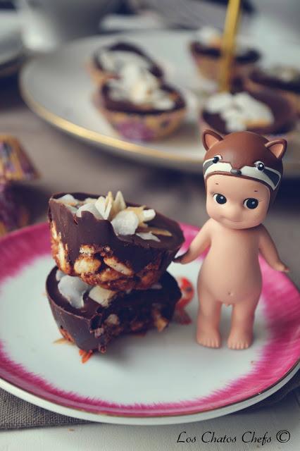 Petit fours de chocolate, arroz inflado y coco tostado