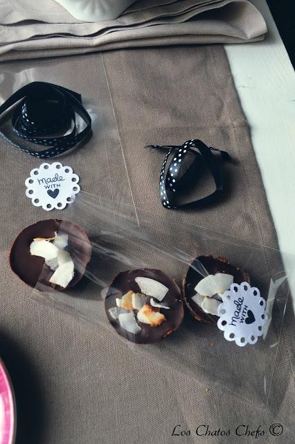 Petit fours de chocolate, arroz inflado y coco tostado