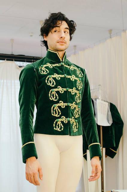 Lorenzo Caprile diseña una  joya de vestuario para el Staatsballet Berlin