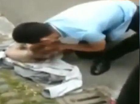 Maniobra reanimación rcp a un perro tras incendio