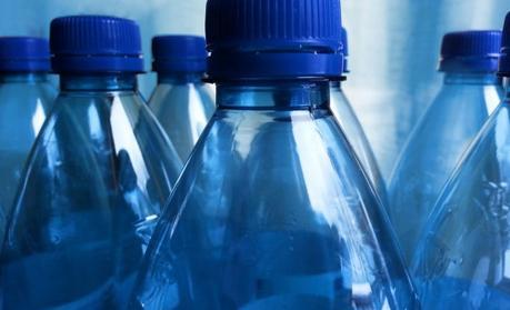 El agua no caduca, caduca la botella