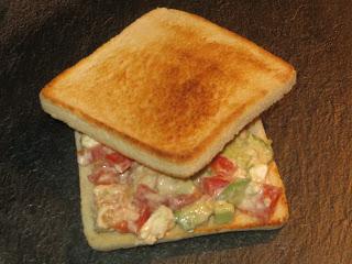 SÁNDWICH DE POLLO CON AGUACATE