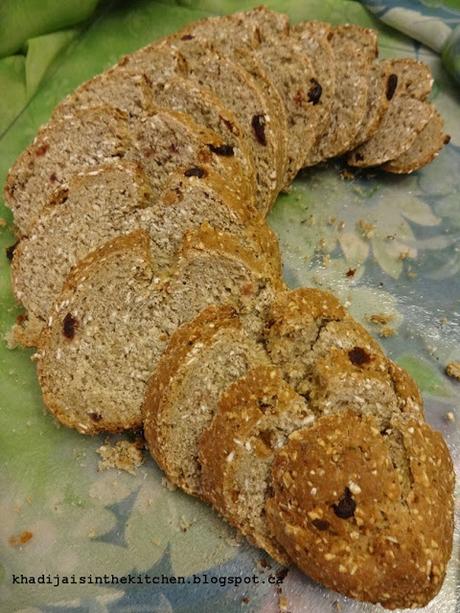 PAIN DE LA SEMAINE: PAIN AUX CÉREALES GRANOLA / BREAD OF THE WEEK: GRANOLA CEREAL BREAD / PAN DE LA SEMANA: PAN CON CEREALES DE GRANOLA / خبز الاسبوع : خبز الكرانولا (خليط حبوب الشوفان و الفواكه الجافة)