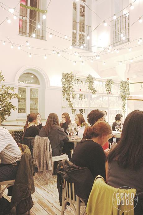 restaurante con guirnaldas