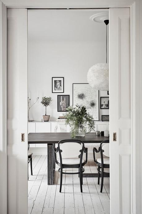 Lámpara de plumas en la cocina Eos Lampshade VITA diseño interiores decoración interiores decoración cocinas cocinas nórdicas cocinas modernas cocinas grandes blancas blog decoración nórdica 