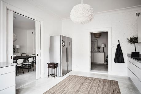 Lámpara de plumas en la cocina Eos Lampshade VITA diseño interiores decoración interiores decoración cocinas cocinas nórdicas cocinas modernas cocinas grandes blancas blog decoración nórdica 