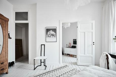 Lámpara de plumas en la cocina Eos Lampshade VITA diseño interiores decoración interiores decoración cocinas cocinas nórdicas cocinas modernas cocinas grandes blancas blog decoración nórdica 