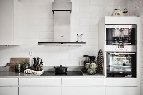 Lámpara de plumas en la cocina Eos Lampshade VITA diseño interiores decoración interiores decoración cocinas cocinas nórdicas cocinas modernas cocinas grandes blancas blog decoración nórdica 