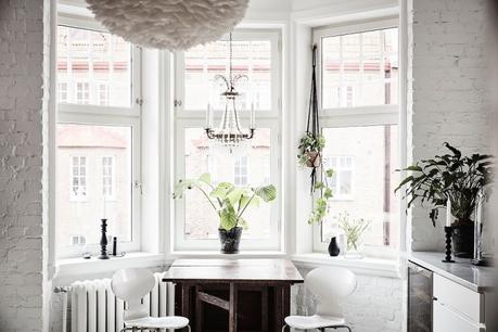 Lámpara de plumas en la cocina Eos Lampshade VITA diseño interiores decoración interiores decoración cocinas cocinas nórdicas cocinas modernas cocinas grandes blancas blog decoración nórdica 