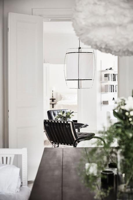 Lámpara de plumas en la cocina Eos Lampshade VITA diseño interiores decoración interiores decoración cocinas cocinas nórdicas cocinas modernas cocinas grandes blancas blog decoración nórdica 