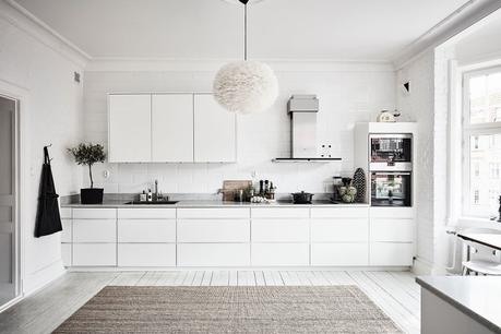 Lámpara de plumas en la cocina Eos Lampshade VITA diseño interiores decoración interiores decoración cocinas cocinas nórdicas cocinas modernas cocinas grandes blancas blog decoración nórdica 