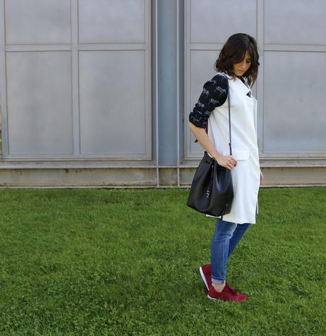clp shop - fashion blogger española - chaleco de mujer blanco largo - zapatillas New Balance - blusa-manga larga estampado cebra - jeans rotos - clp spain