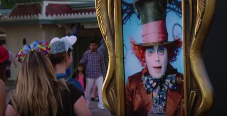 Johnny Depp sorprende a los viandantes en esta valla disfrazado del Sombrero Loco