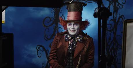 Johnny Depp sorprende a los viandantes en esta valla disfrazado del Sombrero Loco