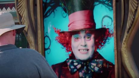 Johnny Depp sorprende a los viandantes en esta valla disfrazado del Sombrero Loco